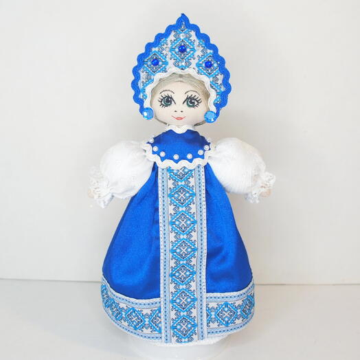 Русская кукла в голубом сарафане
