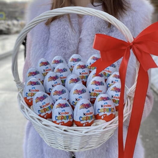 Корзина с киндер сюрпризами
