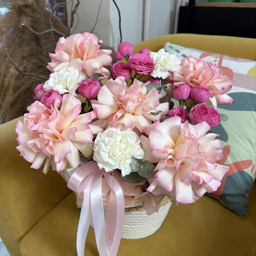 Корзина с ажурной розой, кустовой розой и диантусами 💕🎀