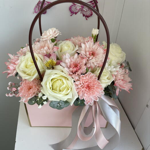 Композиция с цветами в сумочке 💞