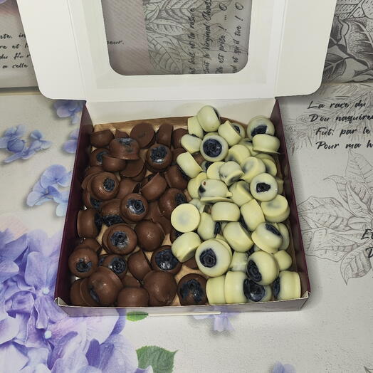Подарочный набор "Голубика", голубика в белом и молочном шоколаде Callebaut, 250 грамм