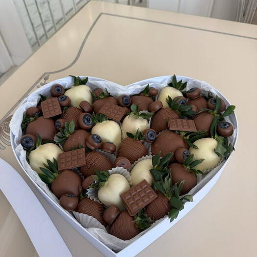 Клубника в шоколаде M (25-30 ягод) с голубикой