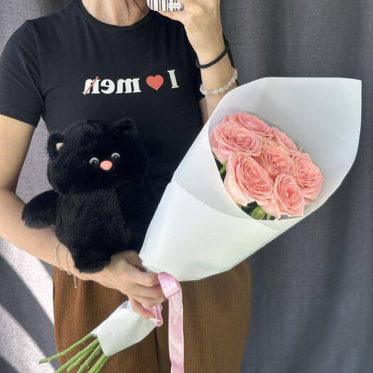 Подарочный набор «Нежные объятия» — конверт из 7 роз и плюшевый котик 🐱🌸