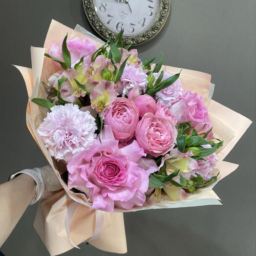 Пионовидные розы,диантусы и альстромерии 🌸