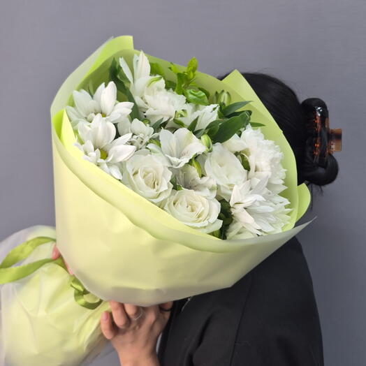 Букет комплимент из белых роз