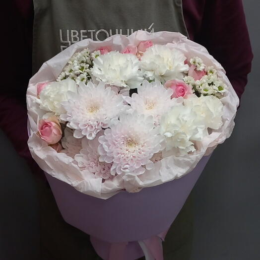 Нежный букет из хризантем и кустовых роз