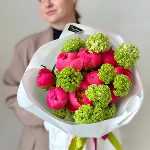 Трендовый букет с коралловыми пионами и калиной