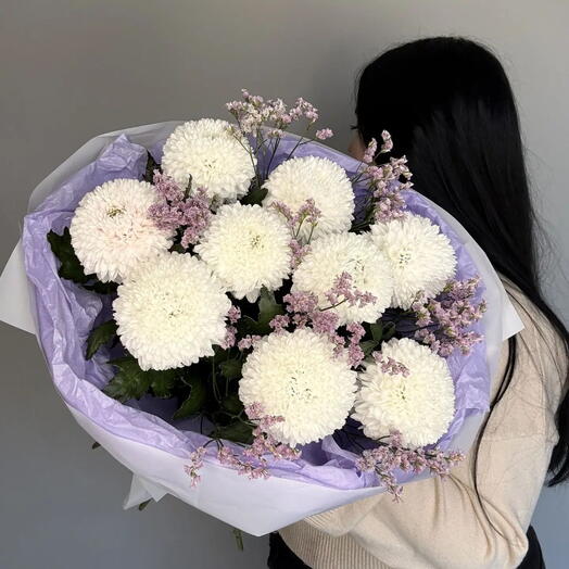 Моно-букет из 9 одноголовых хризантем и лимониума