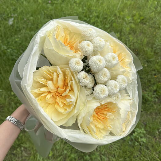 Нежный кремовый букет из пионовидной розы и хризантемы