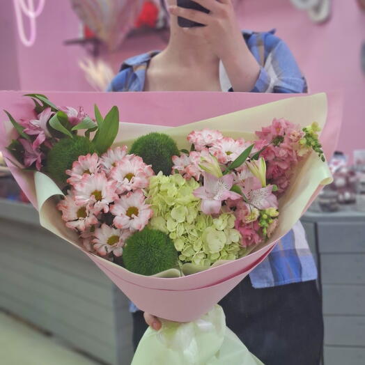 Яркий летний букет с гортензией