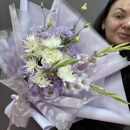 Нежный раскидистый букет с гладиолусами и эустомой