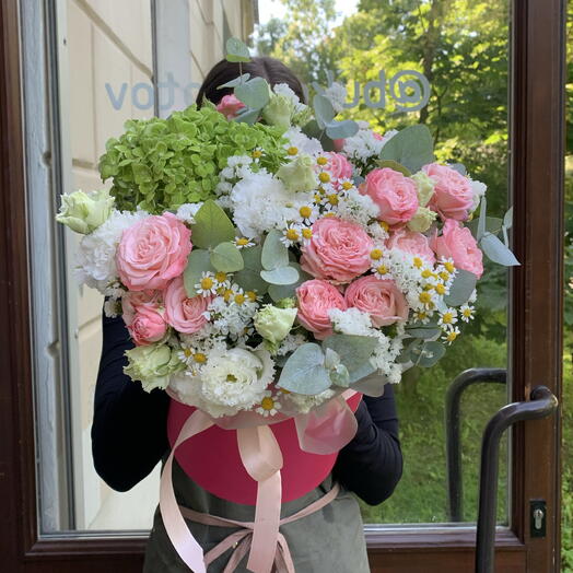 Коробочка с кустовыми,пионовидными розами, гортензией, эустомой, матрикарием и статицей