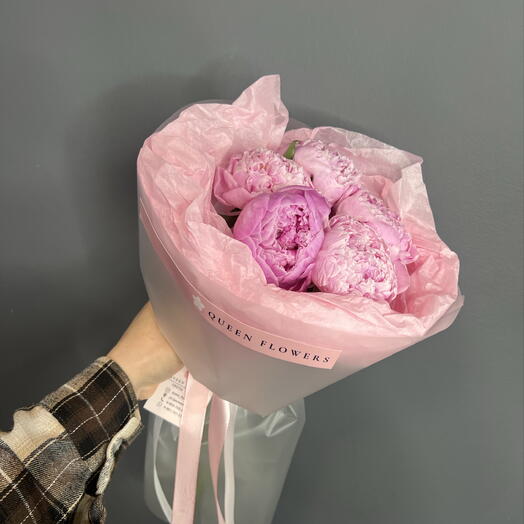Моно букет из 5 розовых пионов в классической упаковке🎀