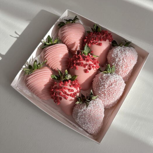Клубника в розовом шоколаде 9 шт