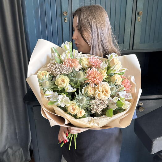 Авторский стойкий букет с махровыми гвоздиками , альстромерией и эрингиумом