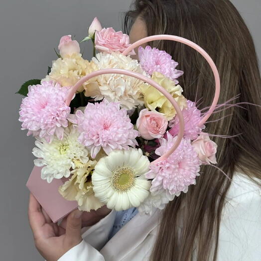 Цветы в сумке из белой гермини и кустовой хризантемы