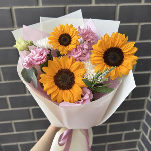 Светлый букет с подсолнухами и эустомой 💛