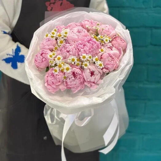 Букет из 15 пионов и ромашки