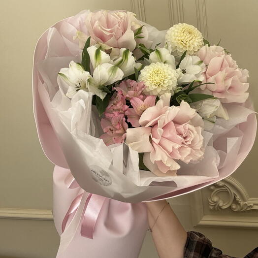 Букет из ажурных роз, альстромерий и георгин 🩷🤍
