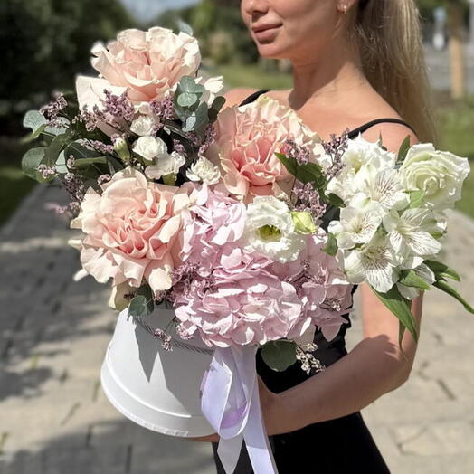 Коробка с розами и гортензией