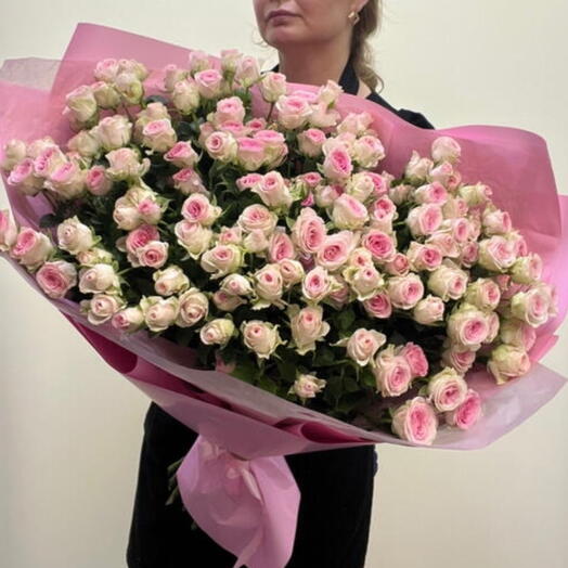 Букет Нежный зефир из розовых кустовых роз