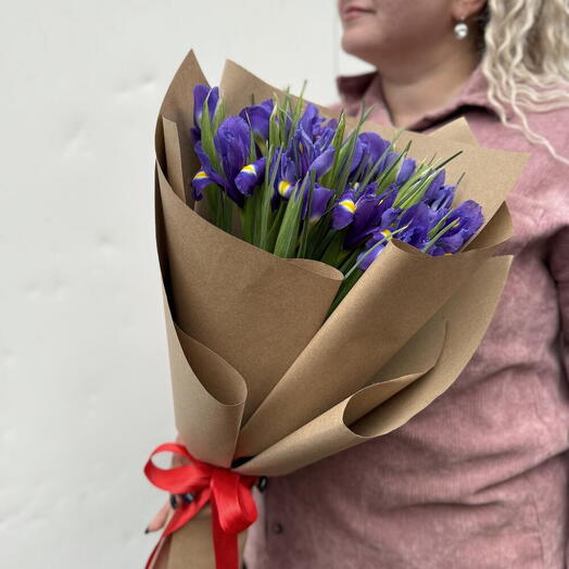 Букет из 19 ирисов в крафте