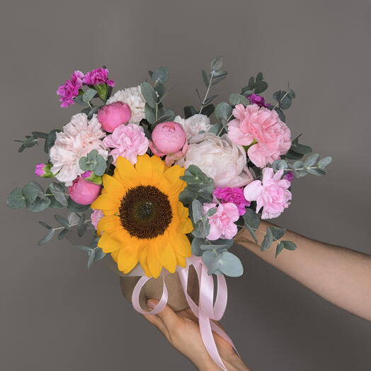 🌻 В летнем саду | с подсолнухом, пионом, кустовой розой и диантусами с эвкалиптом