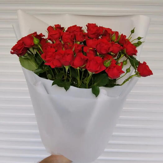Букет из кустовых красных роз