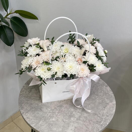 Пышная композиция в сумочке 🤍💗