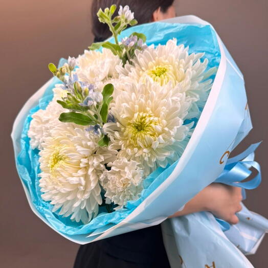Букет с хризантемой «Магнум» и оксипеталумом