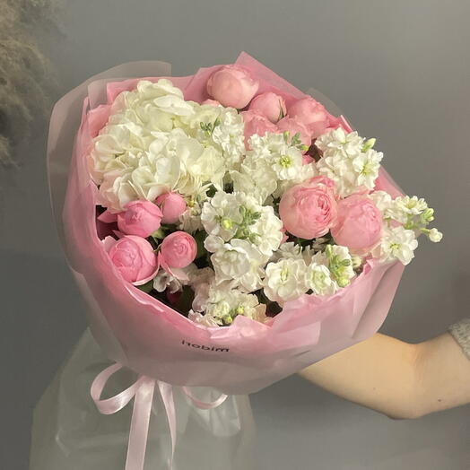 Букет с кустовыми пионовидными розочками, маттиолой и гортензией💕
