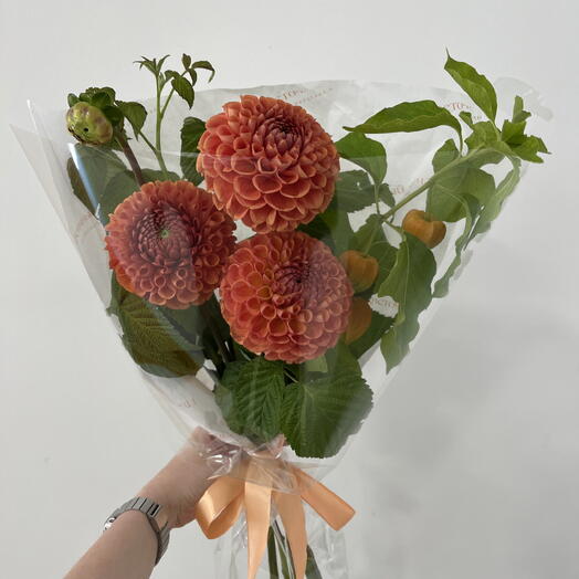 Букет с георгинами и физалисом