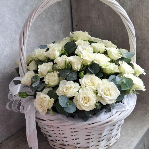 Корзина белых роз