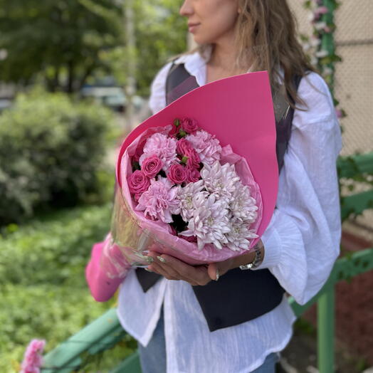 Букет-комплимент в розовой упаковке ( хризантема , кустовая Роза и гвоздики )