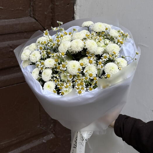 Дуо-букет с хризантемой и полевой ромашкой