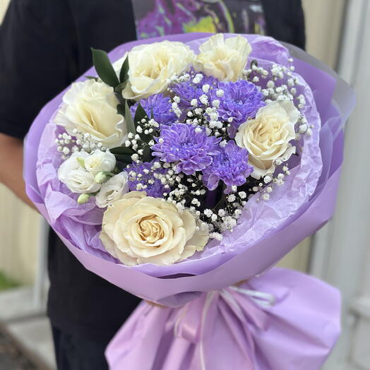 «Фиолетовый бархат💜»Букет выполнен из белой розы с добавлением кустовой хризантемы и эустомы белой