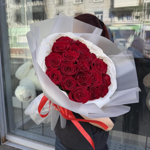 Букет из 19 красных роз "Красное зарево"