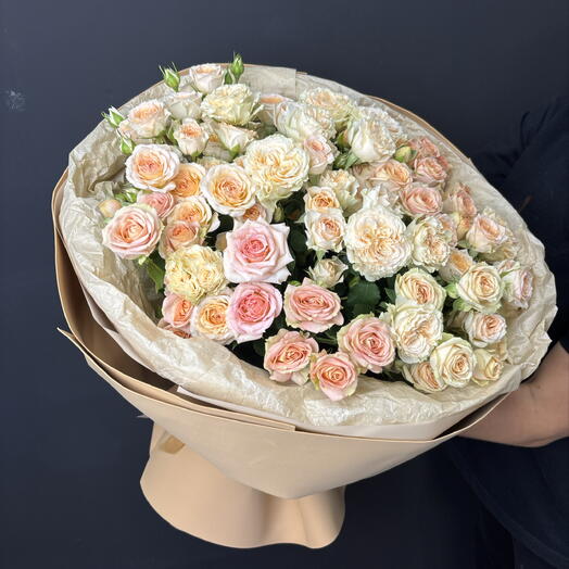 Нежный микс из 15 кустовых роз