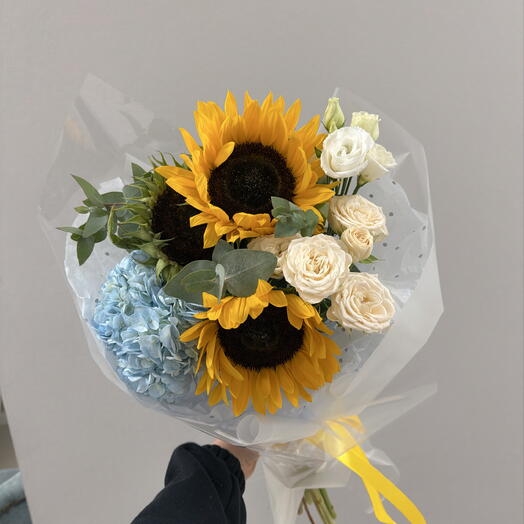 Стильный букет Bloom room, подсолнух, гортензия, кустовая роза