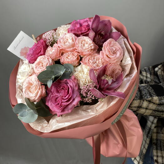 Яркий букет с орхидеями, пионовидными и кустовыми розами