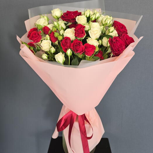 Букет красно белое кустовые розы 🌹