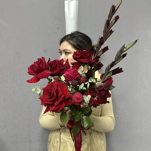 Пионовидные кустовые розы Red Piano,  красные гладиолусы и французские розы 🌹💔