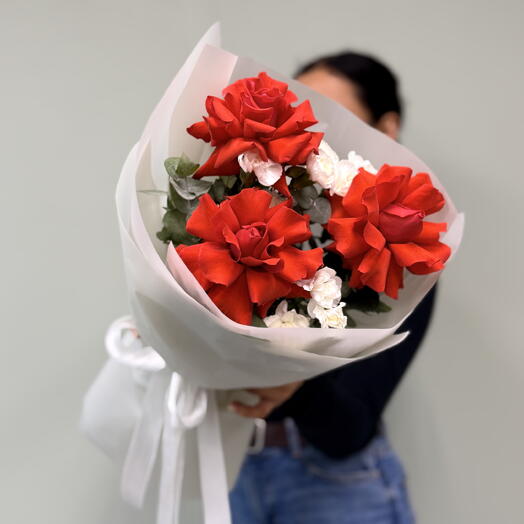 «Нежная гармония: роза „Нина плюс кустовой диантус» 🌹️
