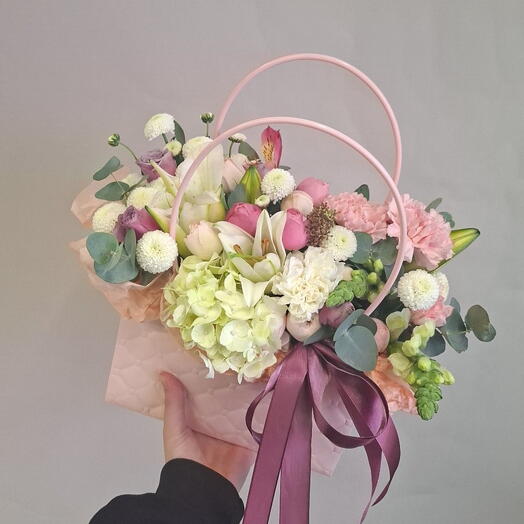 Розовая сумочка с гортензией, диантусами и хризантемой 🌸