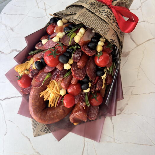 Мясной букет с маслинами и черри
