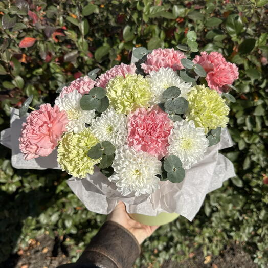 Яркая композиция в шляпной коробке 🌸 диантусы и хризантема