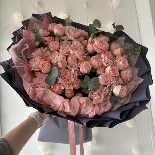 Авторский букет с кустовыми розами , диантусом и эвкалиптом 💗