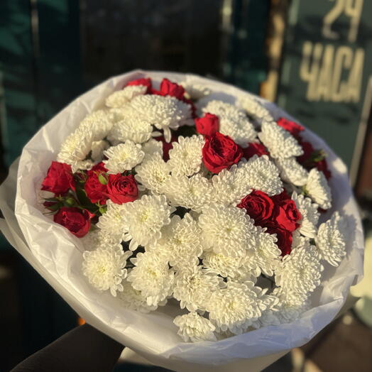 Букет из кустовой розы и хризантемы