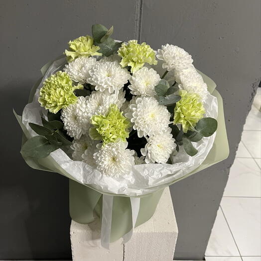 Букет с Хризантемой и зелеными Диантусами 💚