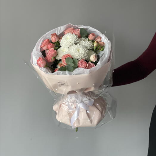 Букет из кустовых роз и хризантем